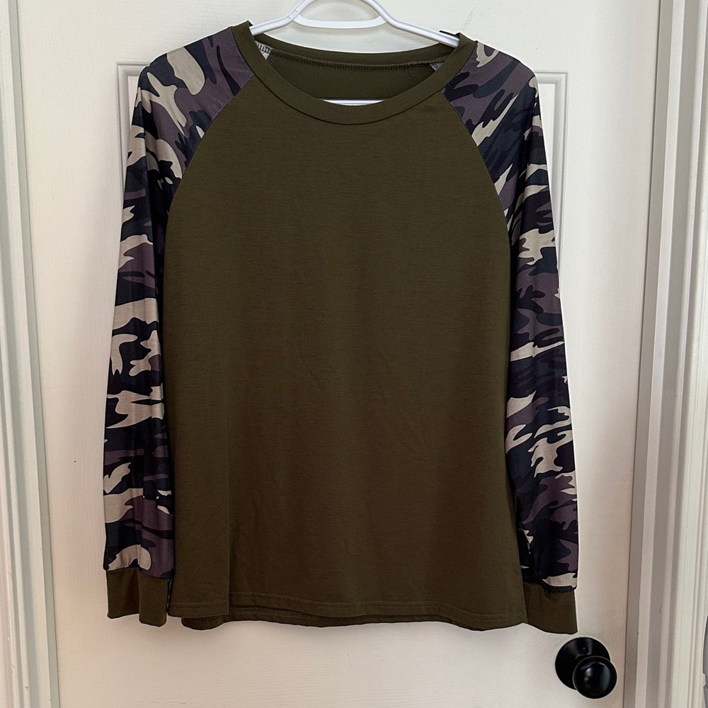 Army Green Camouflage Sleeve Long Sleeve Tee